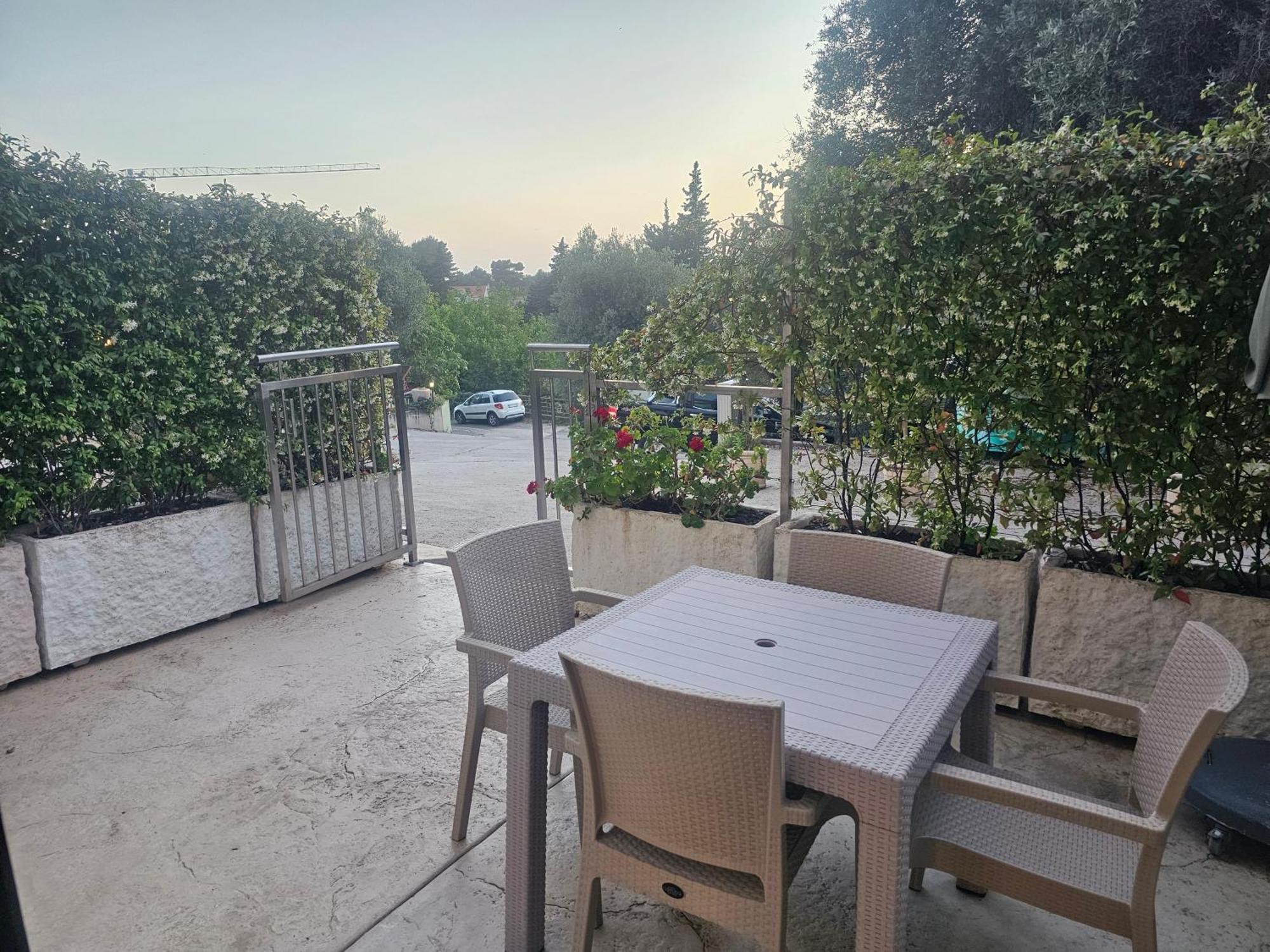 Langust - Free Parking Apartment Sveti Stefan Ruang foto